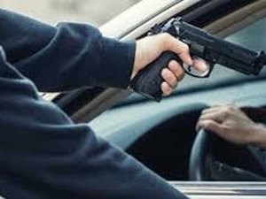 Assaltantes rendem proprietário e levam Fiat/Strada Working no Agreste