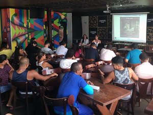 ?Juizado da Mulher promove palestra sobre violência para funcionários de choparia