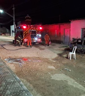 Incêndio atinge veículo e residência no bairro Eldorado, em Delmiro Gouveia