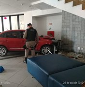 Motorista passa mal e carro invade prédio de faculdade no Benedito Bentes