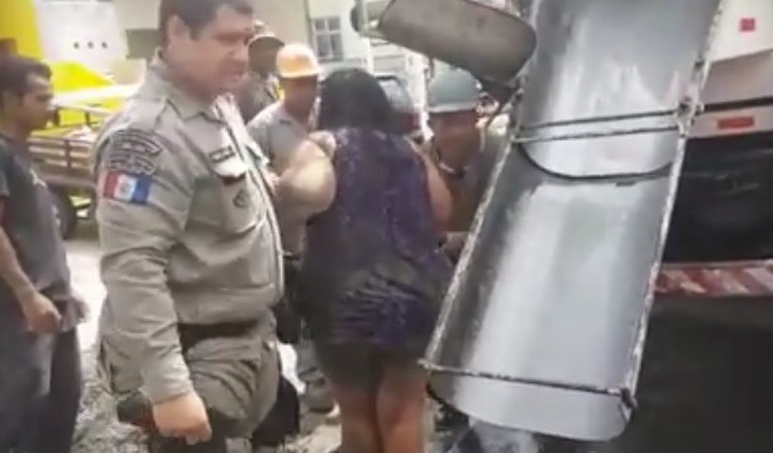 [Vídeo] Mulher embriagada é presa com diversas latas de cerveja dentro de carro 
