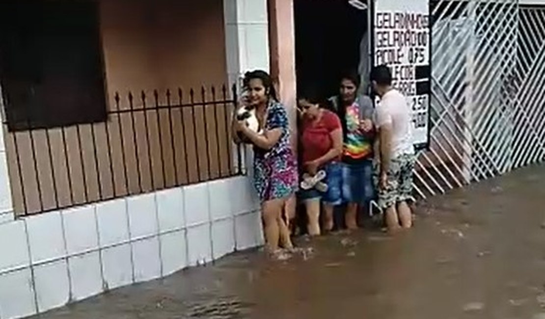 [Vídeo] Água invade casas em Olho D´água Grande, no Agreste alagoano