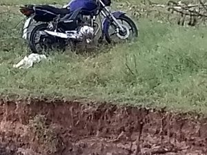  [Vídeo] Cratera que prefeitura não fechou engole e mata motociclista durante tempestade, em Arapiraca