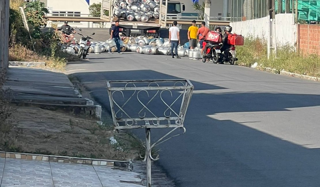 Carga de botijão de gás cai de caminhão em Arapiraca
