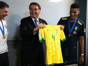 Bolsonaro almoça com seleção do Brasil sub-17, tetracampeã de futebol
