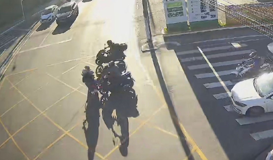 [Vídeo] Motociclista avança sinal vermelho e provoca colisão com três motos em Maceió