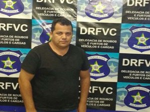 Homem compra carro na feira de veículos e acaba preso