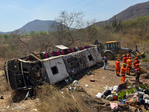 Criança de 5 anos é a 16ª vítima do capotamento de ônibus com romeiros na AL-220