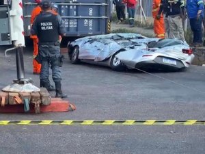 [Vídeo] Carro é esmagado por contêiner após carreta tombar na Zona Sul de Manaus