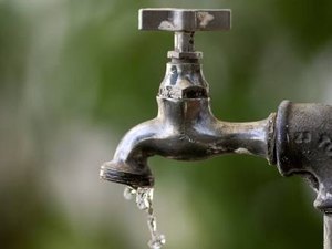 Adutora rompe e deixa abastecimento de água deficiente