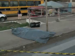 Motociclista morre ao colidir com semáforo na Avenida Menino Marcelo