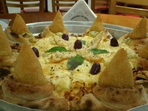 O cardápio da vez é a pizza com borda de coxinha