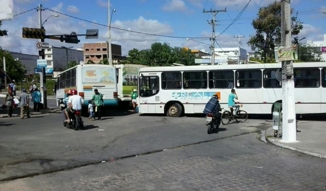 Prefeitura não paga subsídio e  funcionários da Real Arapiraca paralisam suas atividades