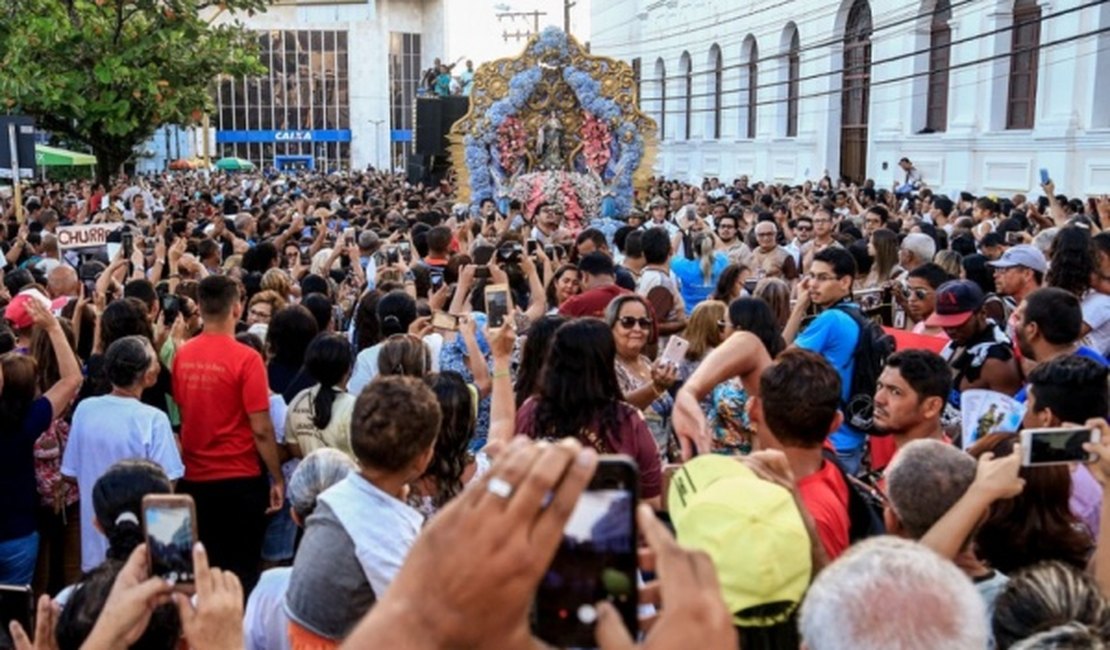Procissão é seguida por milhares de devotos, em Maceió