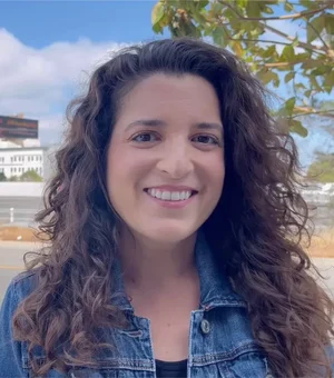 Mulher que alugou outdoor para achar marido engata namoro sério
