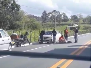 [Vídeo] Pneu estoura e motociclista sofre acidente na BR-104, em Murici