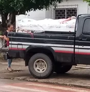 Mulher acamada é levada em cama sobre caminhonete para emitir RG em Palmeira dos Índios