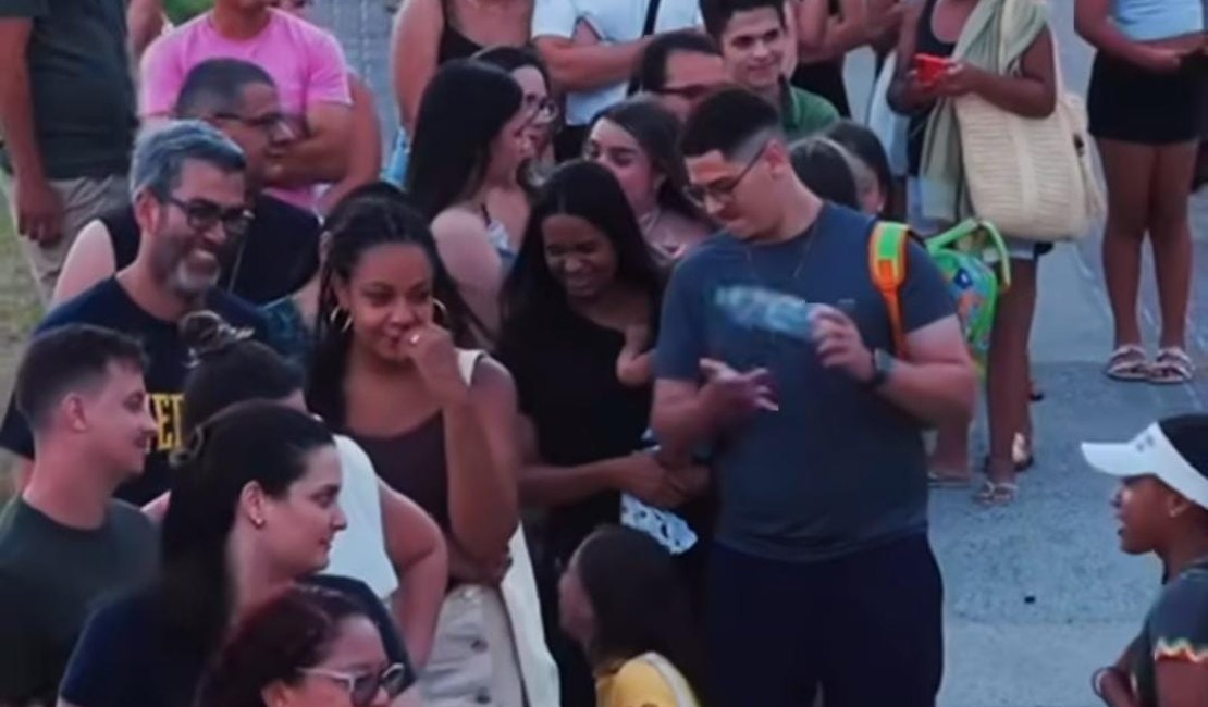 Clientes fazem fila para comprar bolo vulcão que viralizou na orla de Maceió