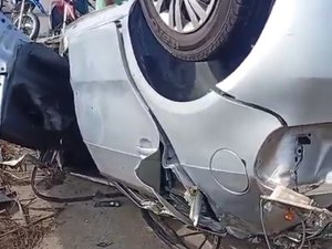 Carro capota após colisão com veículo que transportava cana-de-açúcar na AL-105