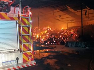 [Vídeo] Incêndio destrói galpão que armazenava fibra de coco na AL-220, em Roteiro