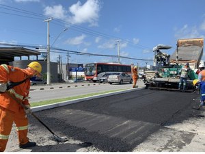 Pavimentação em obra de ampliação da Menino Marcelo alcança mais de 80% de conclusão