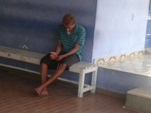 Jovem simula estar armado, assalta e é preso