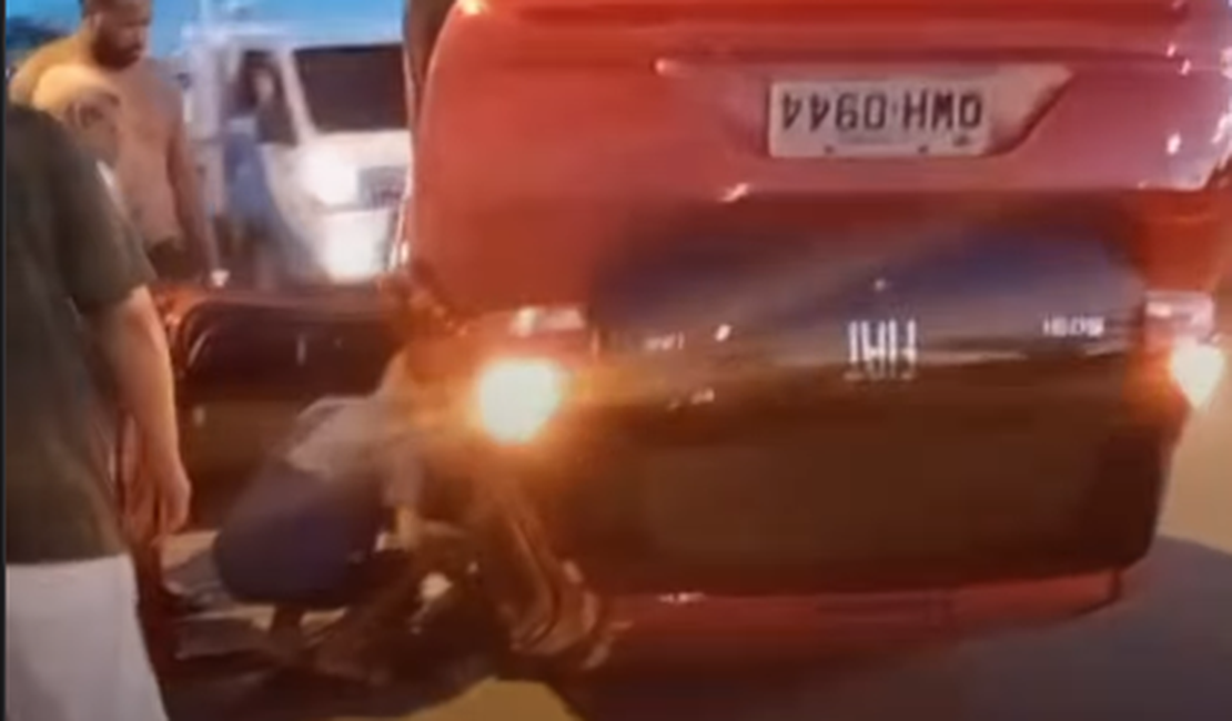 Carro capota após colisão em cruzamento no Conjunto Maceió I, na parte alta da cidade