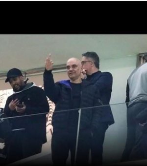 Jornal demite fotógrafo que flagrou gesto obsceno de Moraes em estádio