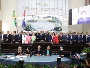 Deputados estaduais eleitos tomam posse com eleição de Marcelo Victor e discurso em defesa da Democracia