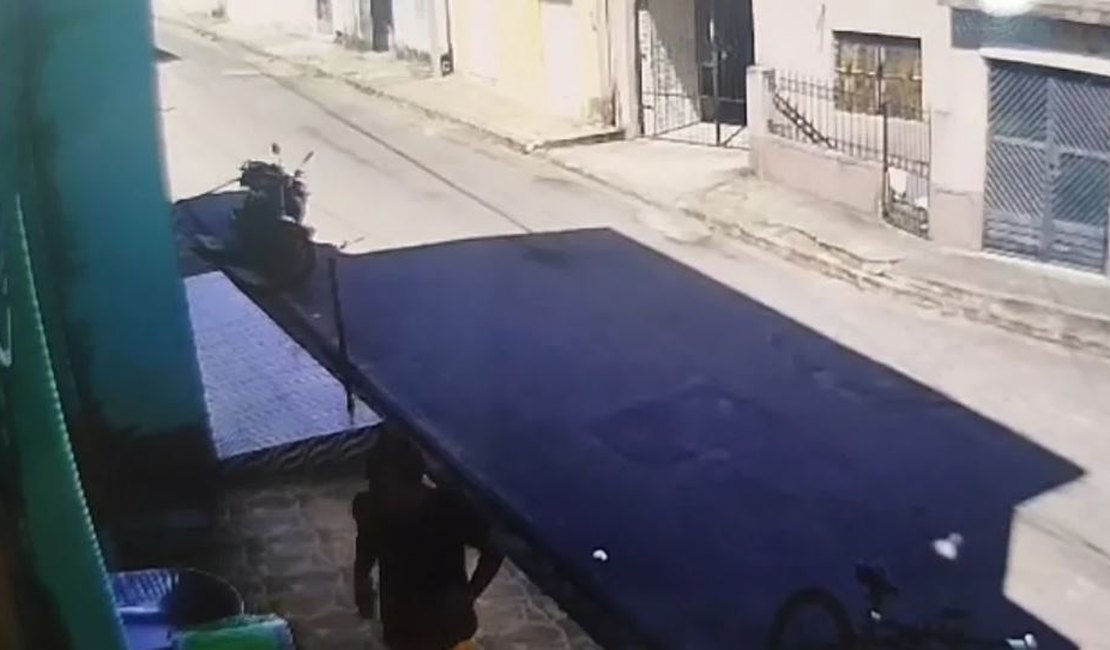 Homem tenta estuprar comerciante após anunciar assalto em loja na cidade de São Sebastião