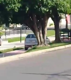 Motorista é flagrado dirigindo carro na ciclovia em Arapiraca