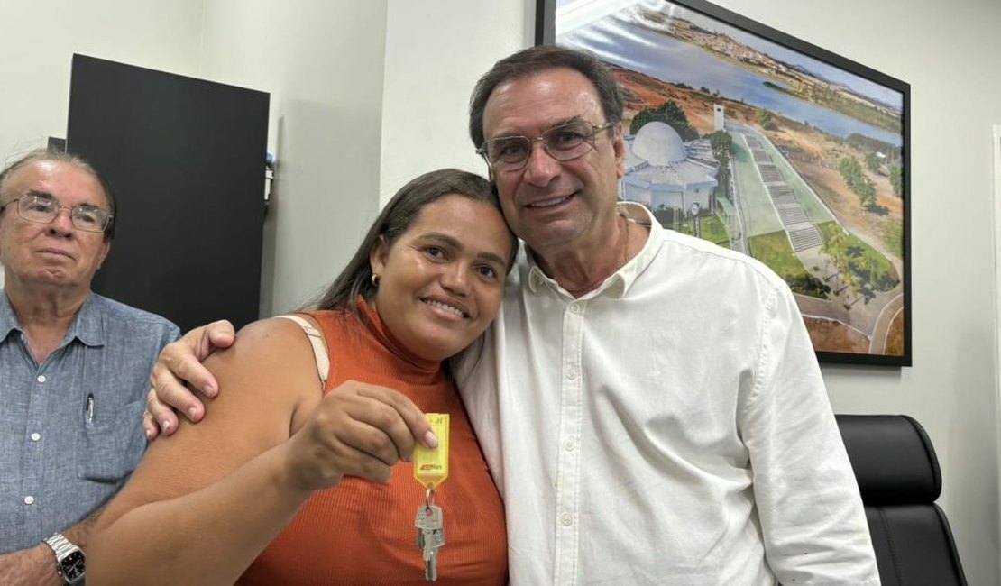 Luciano Barbosa se emociona ao entregar 38 casas no Residencial Mangabeiras