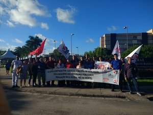 Servidores federais realizam ato em frente à Justiça Federal