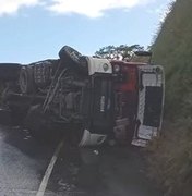 Caminhão tomba e deixa condutor ferido na BR-416, em Colônia Leopoldina