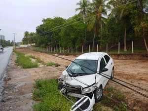 Motorista colide contra poste em trecho da AL-101 Norte, em Maceió 