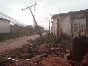 [Vídeo] Poste em rua do Bairro Boa Vista corre risco de cair após fortes chuvas