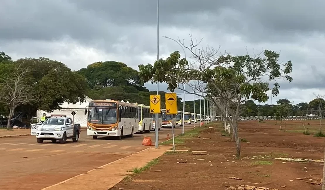 Golpistas são embarcados em 40 ônibus e tirados de acampamento em Brasília