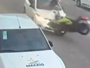 Motociclista é arremessado após bater de frente com carro no São Jorge