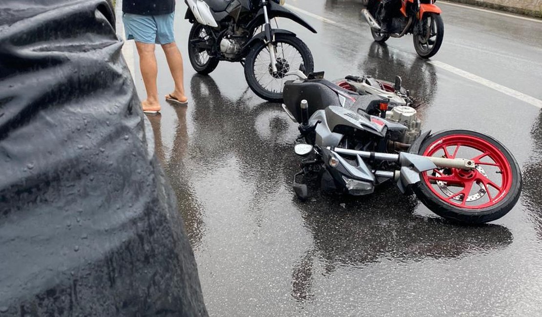 Colisão entre carro e moto deixa jovem ferido no Viaduto IB Gatto Falcão