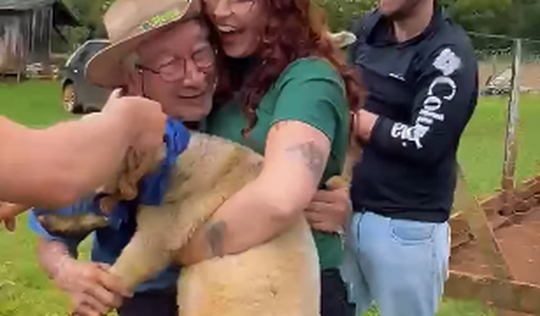 Idoso de 93 anos ganha casal de carneiros de presente e se emociona