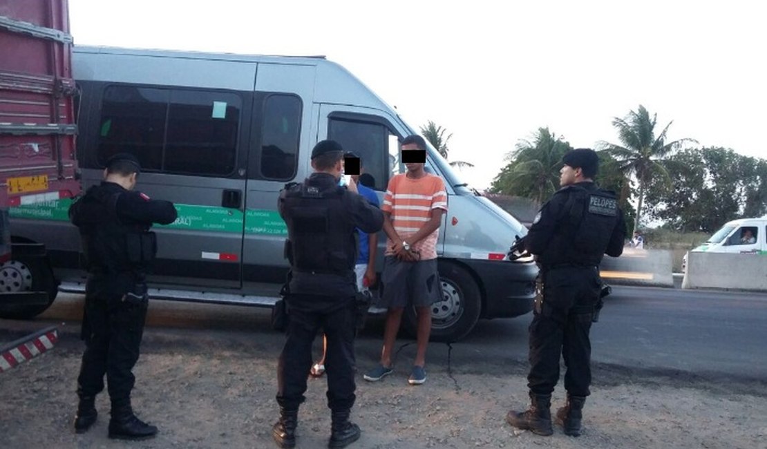 Policiais do Pelopes abordam van que ia de Arapiraca a Maceió e retiram dois suspeitos 