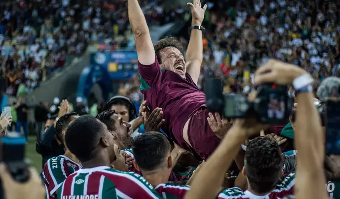 Auxiliar técnico exalta trabalho do 'gênio' Fernando Diniz após título carioca do Fluminense