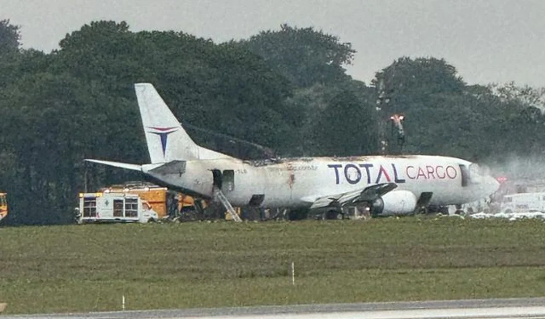 Avião de carga pega fogo durante voo e faz pouso de emergência em Guarulhos