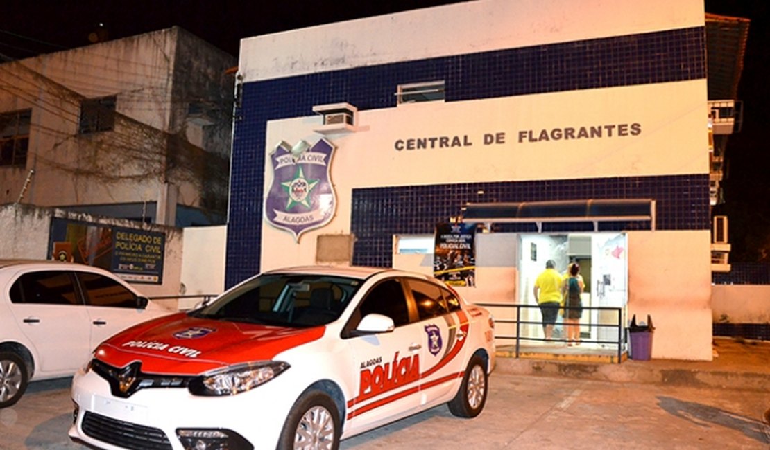 Durante abordagem da policia, homem saca arma e atira em viatura 