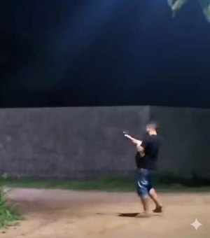 Homem é flagrado disparando revólver durante ataque de raiva no interior de AL