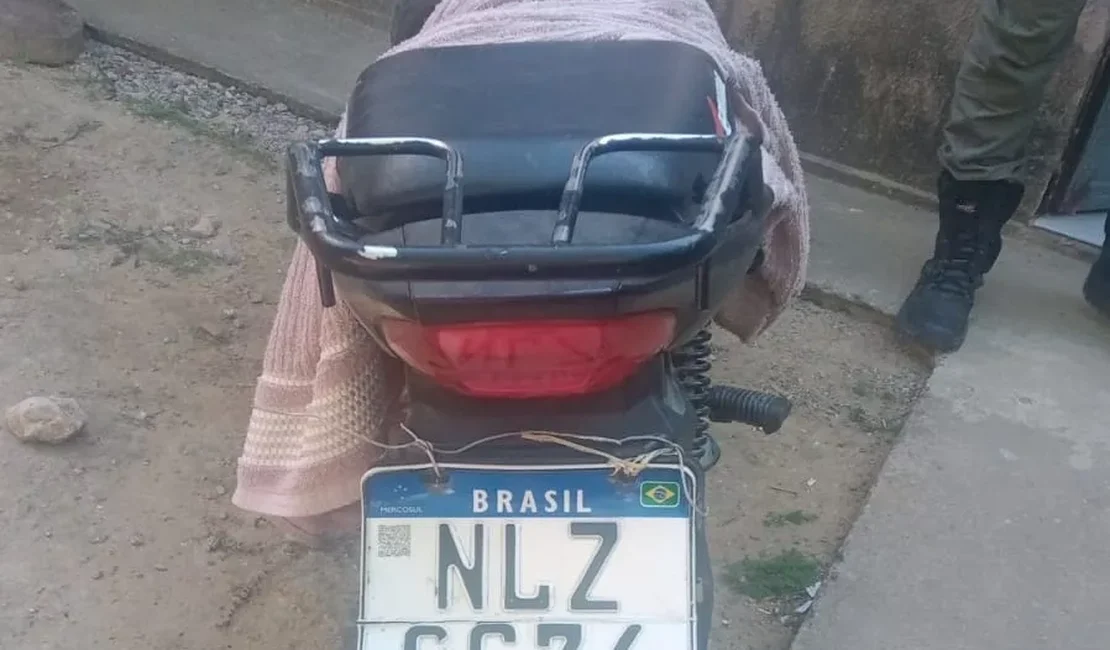 Moto roubada é encontrada em casa onde ocorreu triplo homicídio em Rio Largo