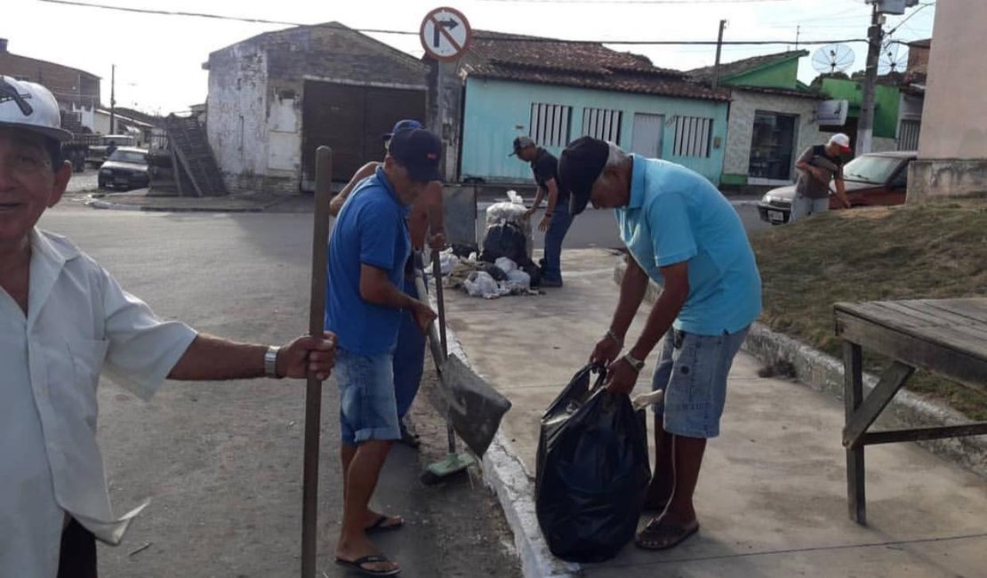 Moradores do bairro Canafistula, em Arapiraca, se unem e limpam praça 