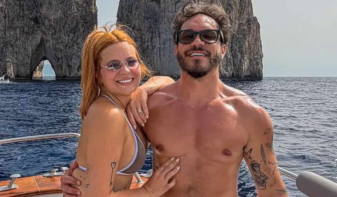 Viih Tube e Eliezer curtem passeio de barco em Capri, na Itália
