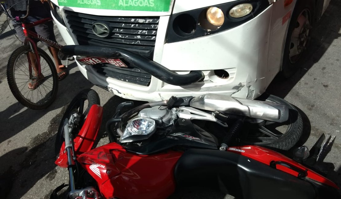 Colisão entre micro-ônibus e moto deixa dois feridos em Maceió