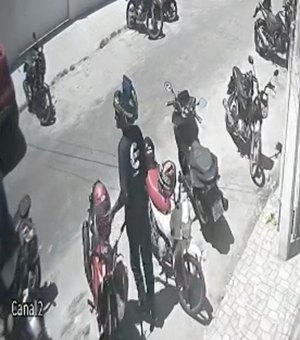 Homem é flagrado furtando capacete de moto estacionada no bairro da Jatiúca